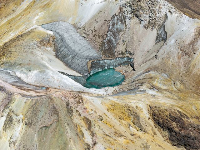 Glaciar del Iztaccíhuatl y su laguna de deshielo entre roca volcánica de colores