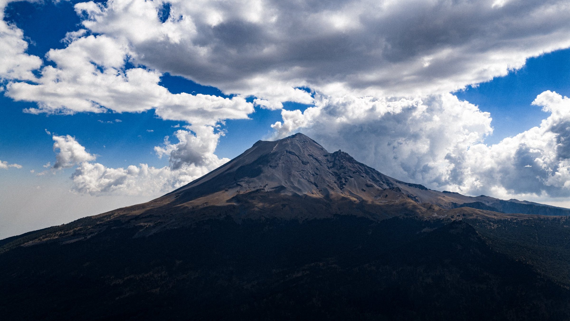 El Popocatépetl entre nubes, visto desde el aire