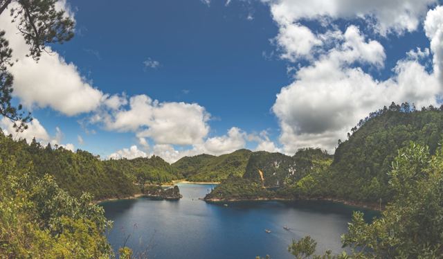 Laguna rodeada de bosque en Montebello