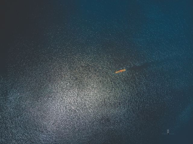 Bote solitario en una laguna, vista aérea