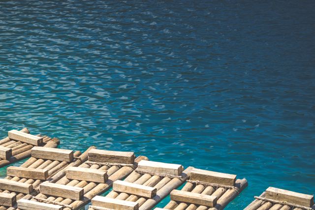 Balsas de troncos sobre agua turquesa
