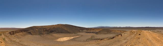 Panorámica de un cono volcánico en el desierto