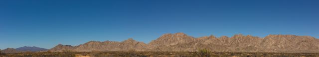 Panorámica de una sierra en el desierto