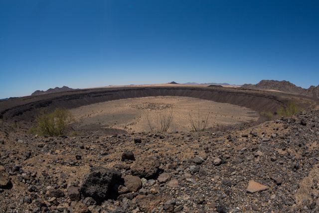 Cráter de fondo plano visto desde el borde