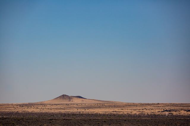 Cono volcánico solitario en el horizonte