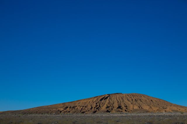 Cono volcánico bajo un cielo azul intenso