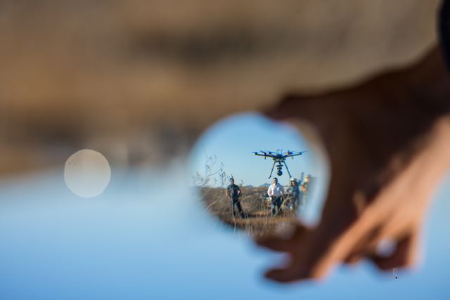 Esfera de cristal que refleja a un equipo con un dron