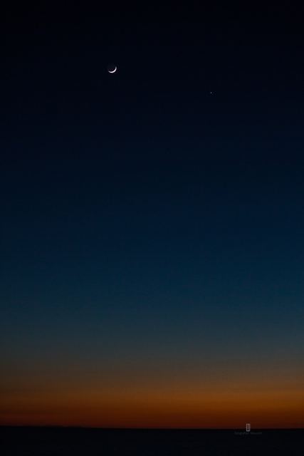 Luna creciente en el cielo del anochecer