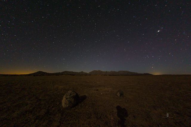 Cielo estrellado sobre el desierto