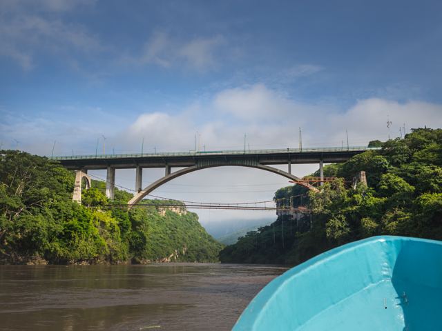 Puente sobre el río visto desde la proa de una lancha