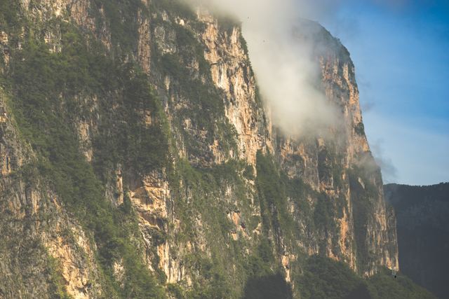 Pared de roca del cañón con nubes