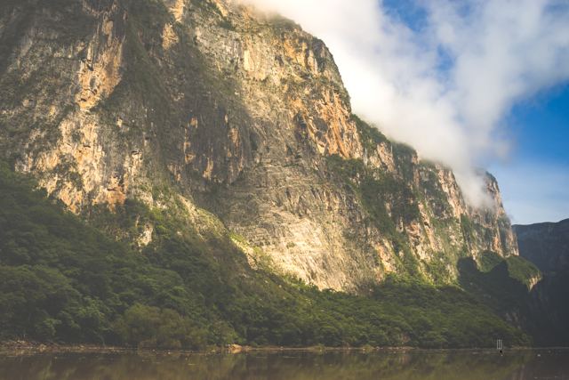 Paredes de roca del cañón sobre el río