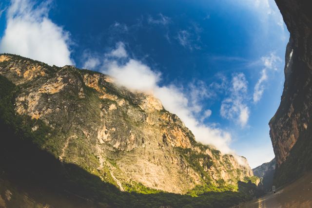 Paredes del cañón vistas desde el río con lente gran angular