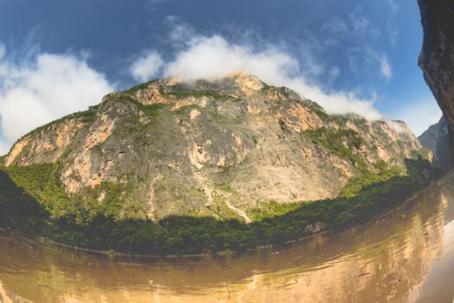 Montaña de roca sobre el río con lente gran angular