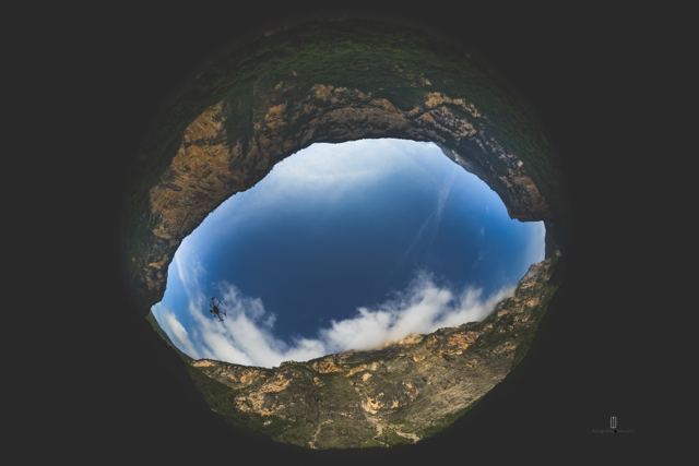 Paredes del cañón y el cielo vistos hacia arriba con lente ojo de pez