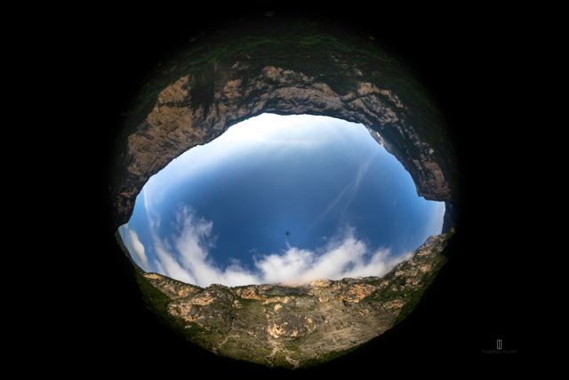 Cielo enmarcado por las paredes del cañón, con lente ojo de pez