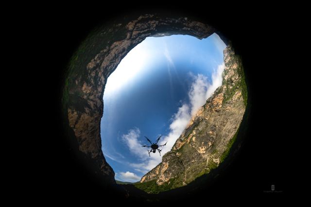 Dron volando entre las paredes del cañón, visto hacia arriba