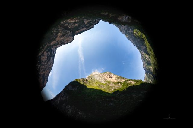 Cima de roca vista hacia arriba entre las paredes del cañón
