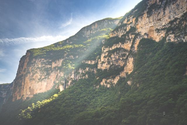 Rayos de luz sobre las paredes del cañón