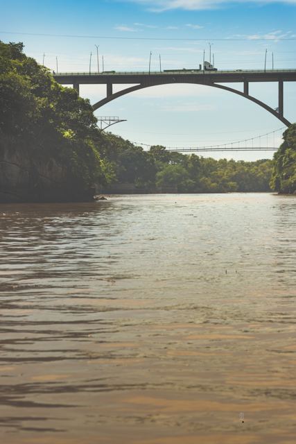 Puente sobre el río entre la vegetación