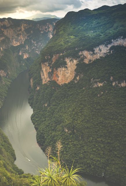 El cañón visto desde un mirador, con el río abajo