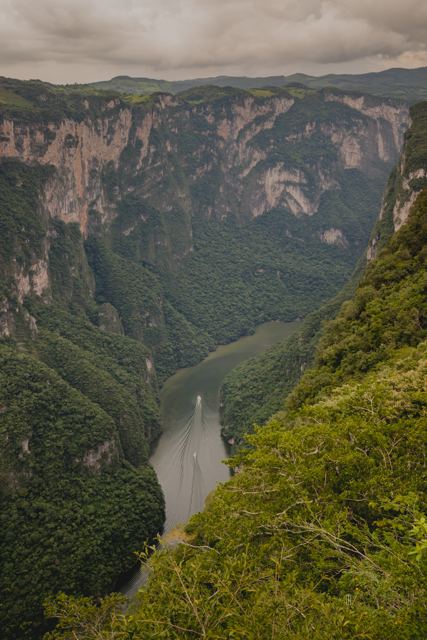 Paredes del cañón y el río vistos desde lo alto