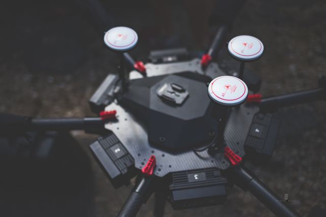 Dron de seis brazos visto desde arriba