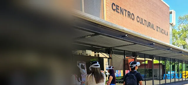 Estudiantes con visores frente al Centro Cultural Iztacala
