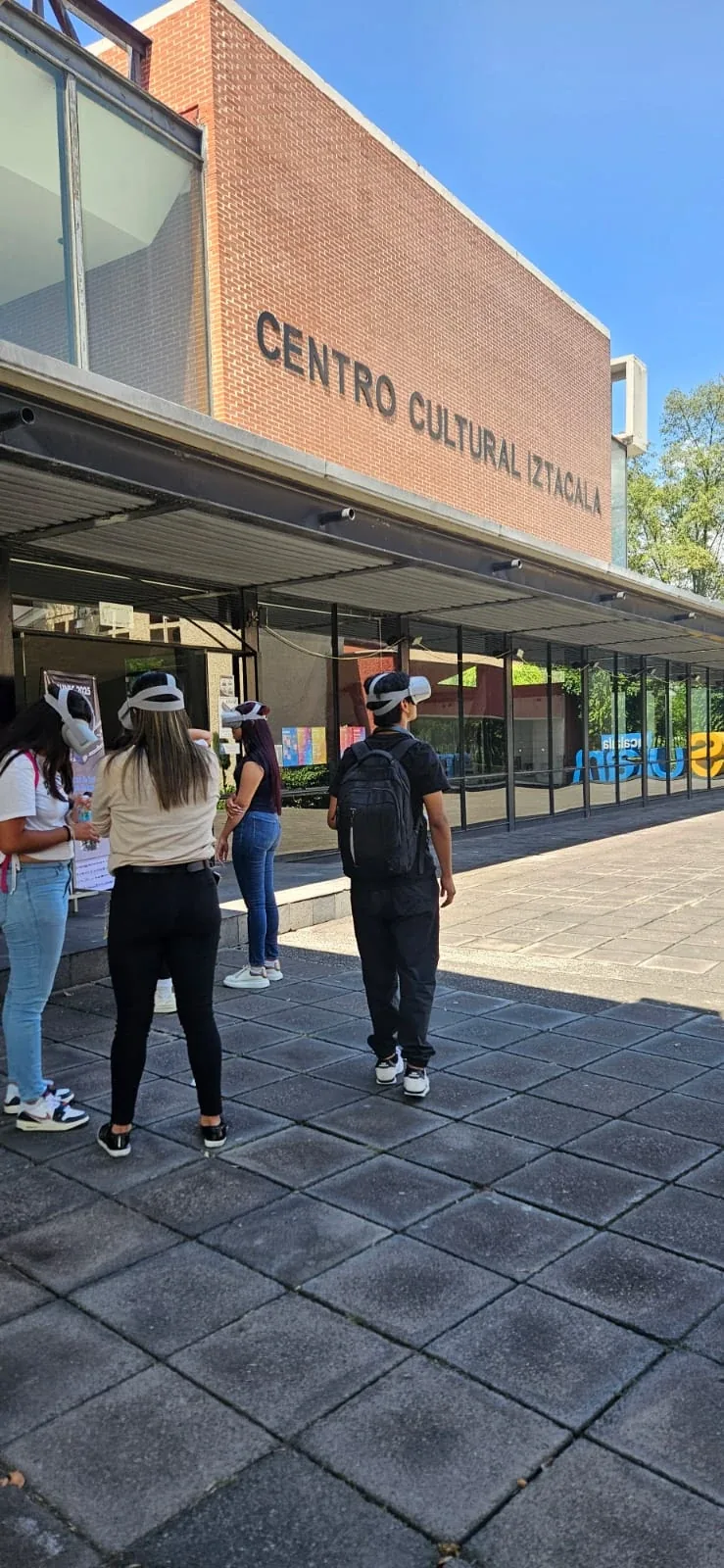 Estudiantes con visores frente al Centro Cultural Iztacala.